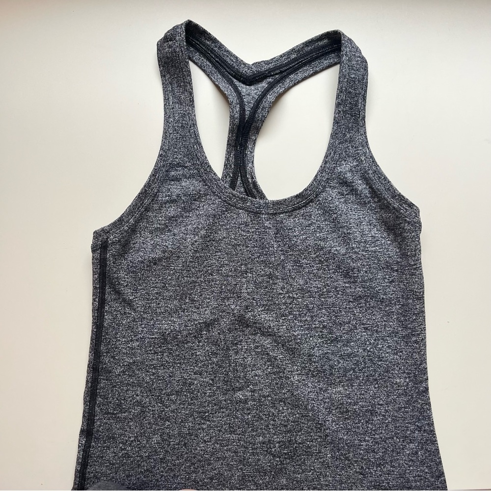 Lululemon grey tank.